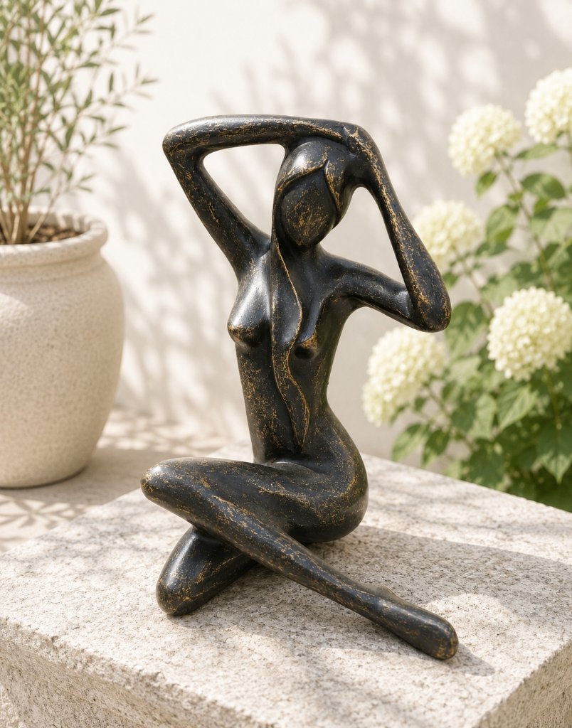 POSERENDE VROUW / Bronzen tuinbeeld / brons