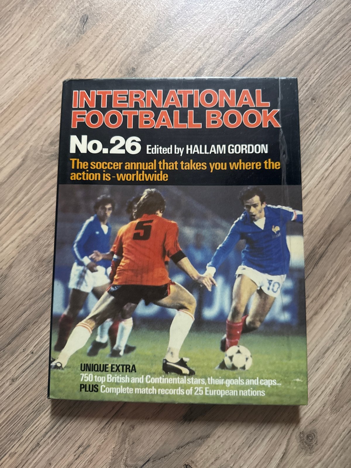 International Football Book No. 26 - Voetbaljaarboek, Ophalen of Verzenden, Gelezen, Balsport