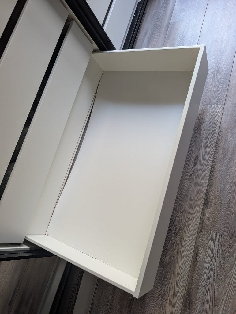 Foto 12 van Spacious, modern PAX wardrobe / Grote moderne PAX kast