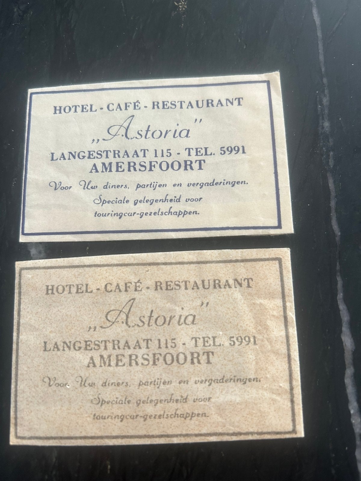 AMERSFOORT HOTEL-CAFÉ-RESTAURANT “ Astoria” 2 suikerzakje, Verzamelen, Suikerzakjes, Ophalen of Verzenden, Nederland