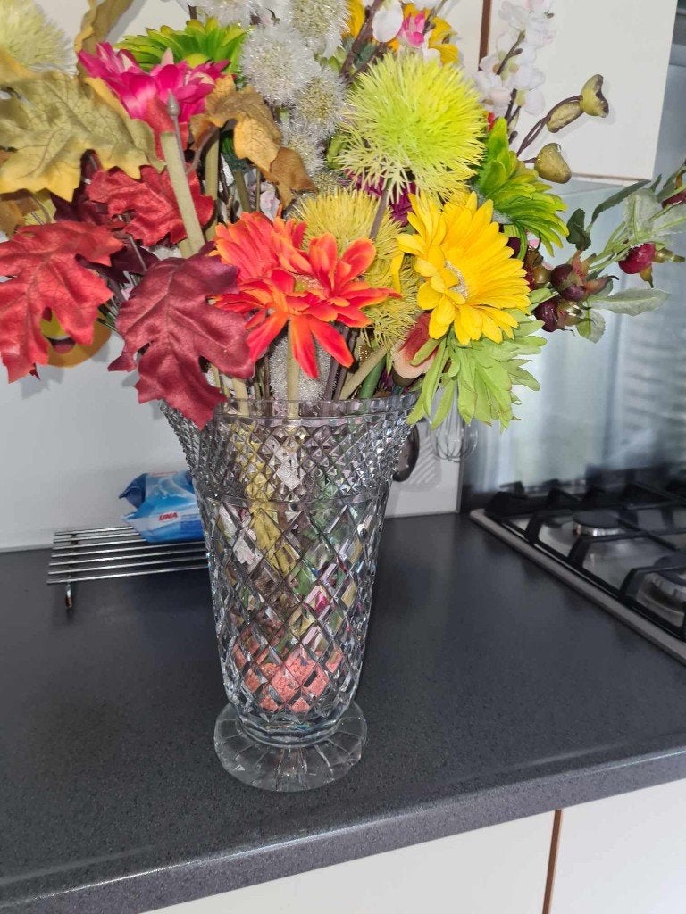 KRISTALLEN VAAS MET BLOEMEN EN KRISTALLEN FRUITSCHAAL, Ophalen