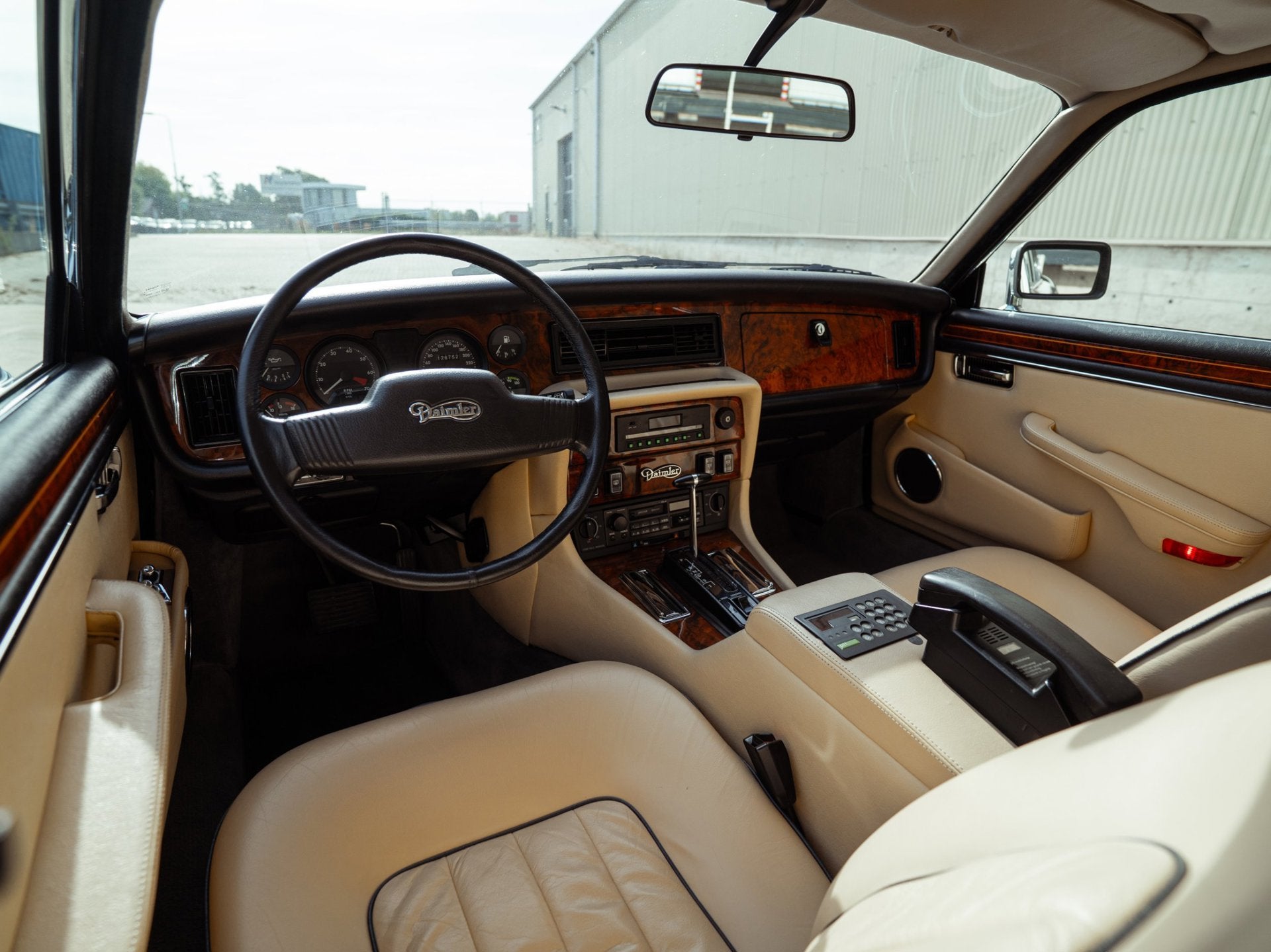Daimler Double SiX 6.0 V12 318PK (1990) | 126.752 km | NL-au, Auto's, Overige Auto's, Automaat, Gebruikt, Beige, 12 cilinders
