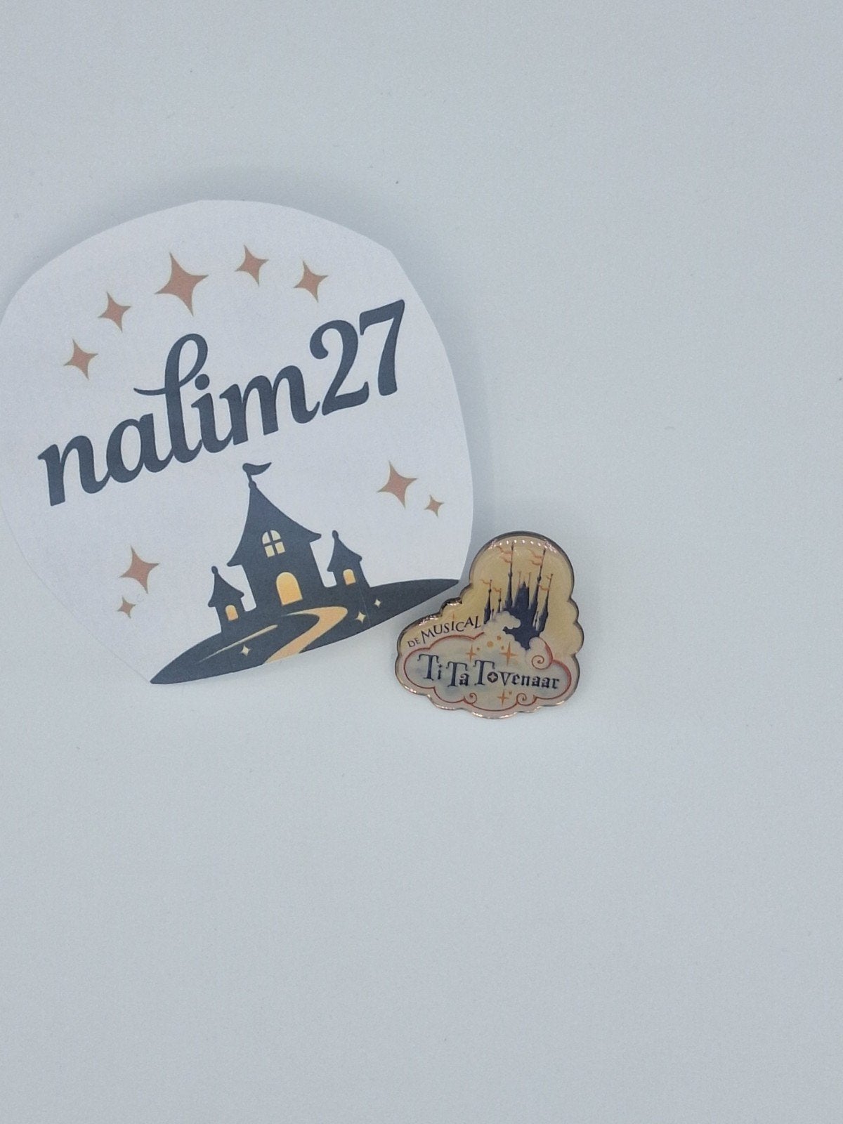 efteling tita tovenaar pin, Ophalen of Verzenden, Button of Speldje