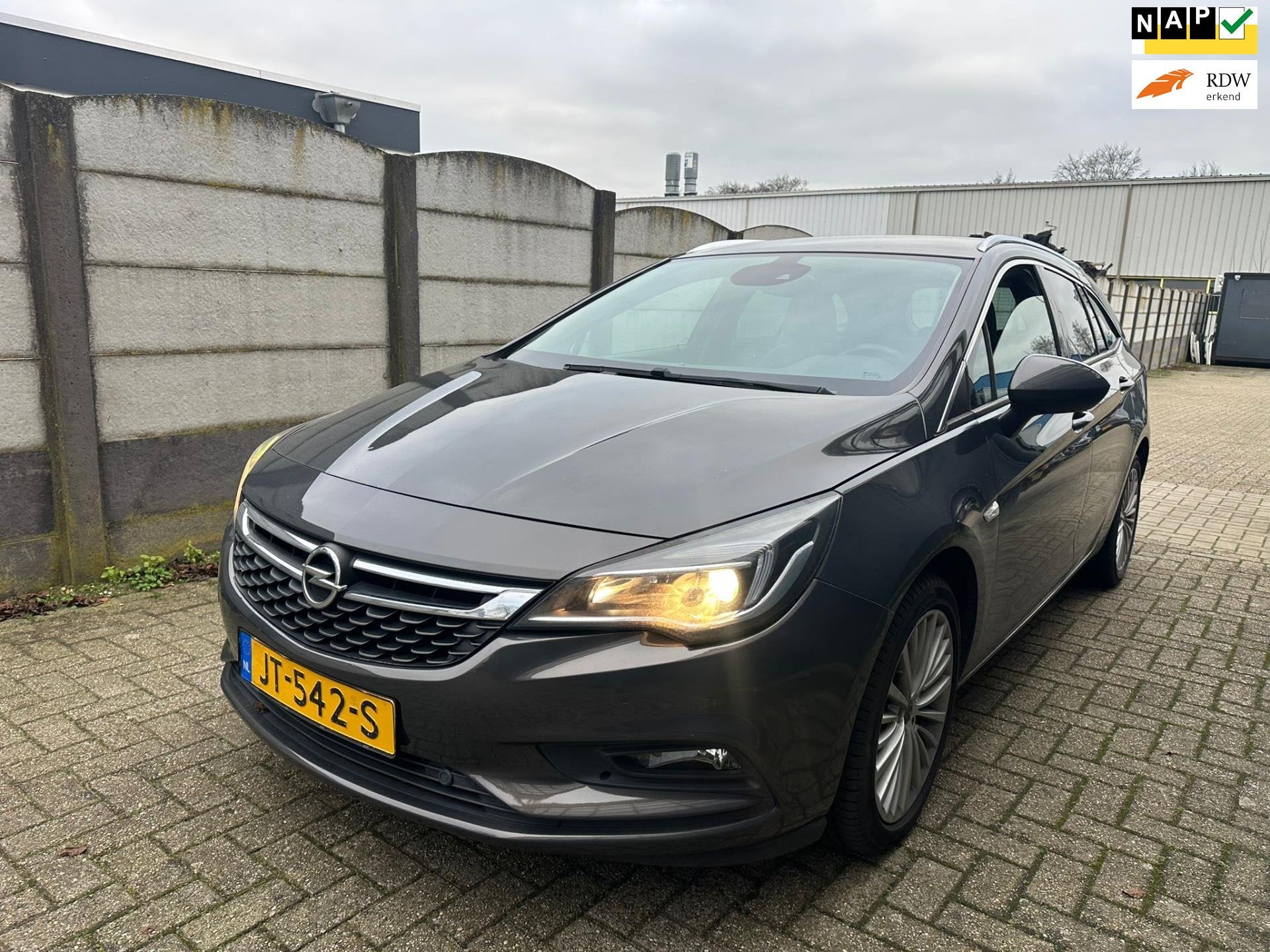 Opel Astra Sports Tourer 1.6 CDTI Innovation AUTOMAAT/ LED/, Auto's, Opel, Gebruikt, 4 cilinders, Parkeersensor, Leder en Stof