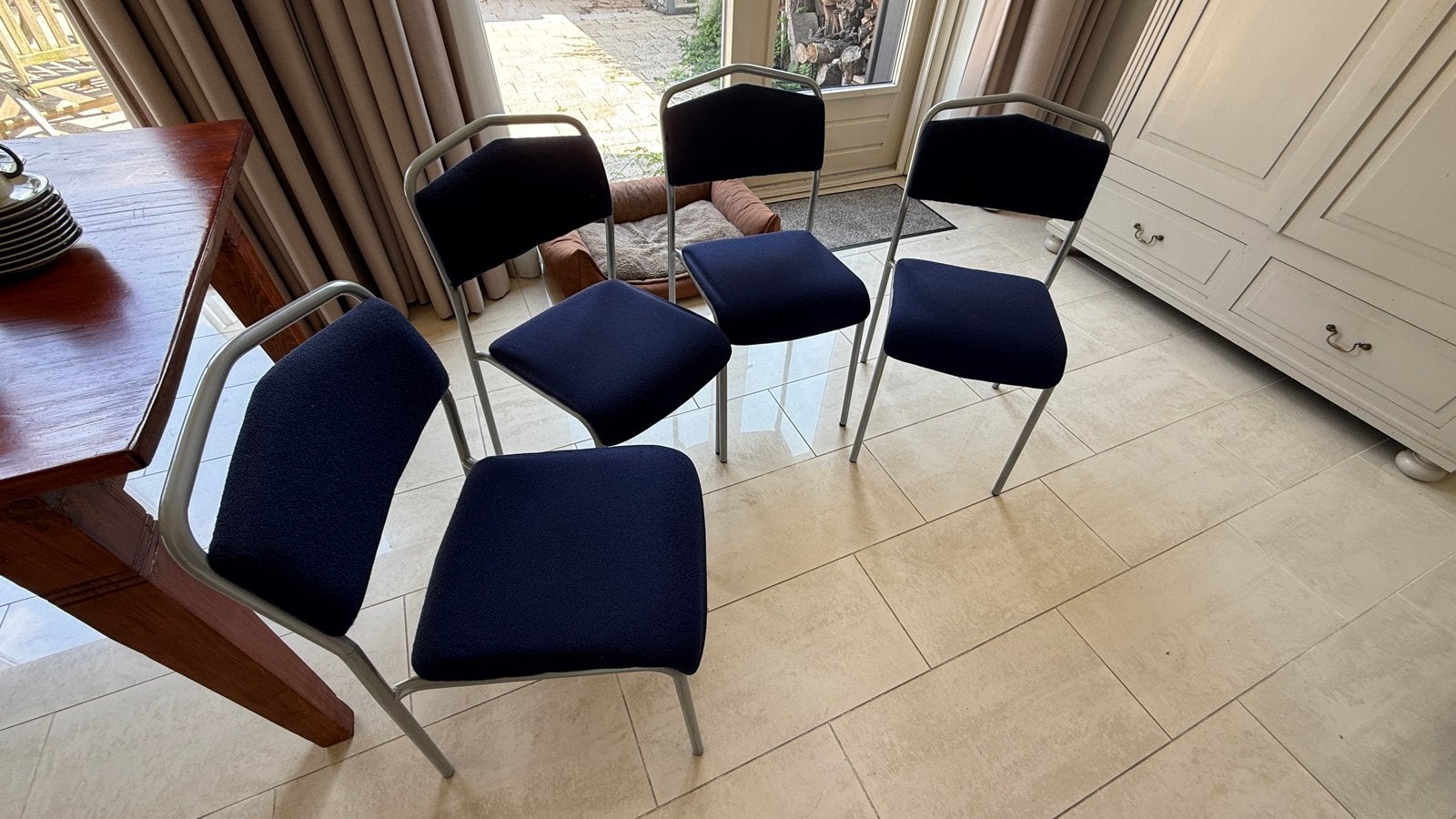 4 stapelbare stoelen - donkerblauw stof, lichte beschadiging, Huis en Inrichting, Stoelen, Ophalen, Gebruikt, Blauw, Vier