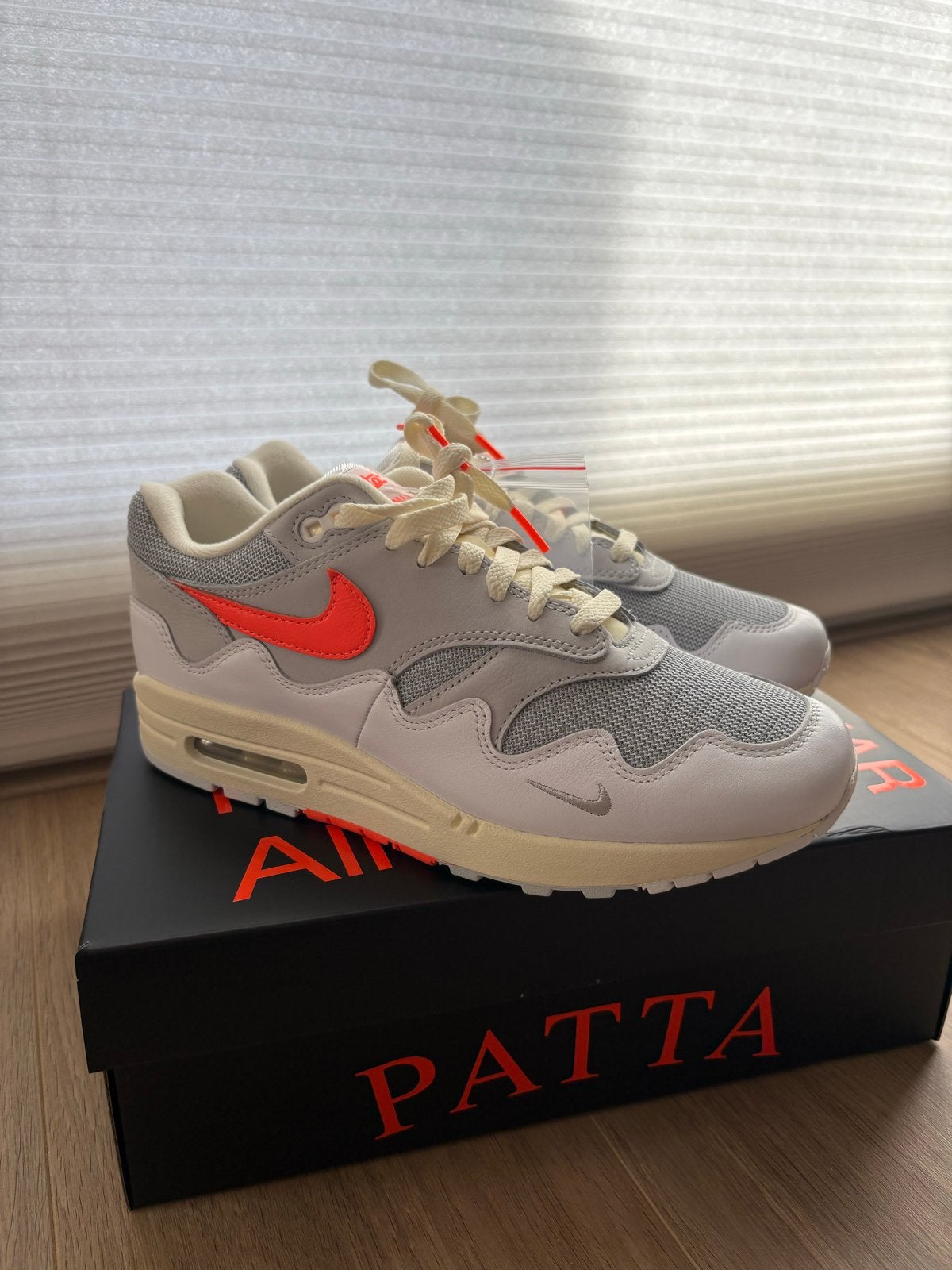 Nike Air Max 1 '87 Patta Waves White & Hyper Crimson Maat 42, Ophalen of Verzenden, Nieuw, Wit, Sneakers of Gympen