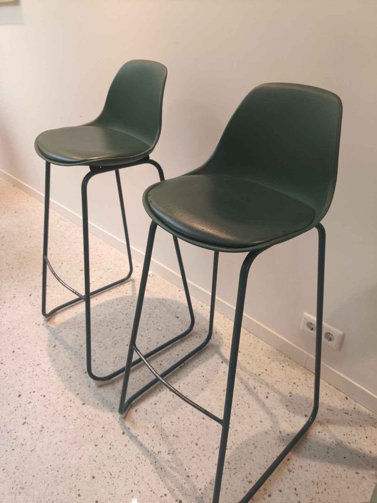 2 Groene barkrukken met metalen onderstel, Met voetsteun, Ophalen of Verzenden, 90 cm of meer, 2 krukken