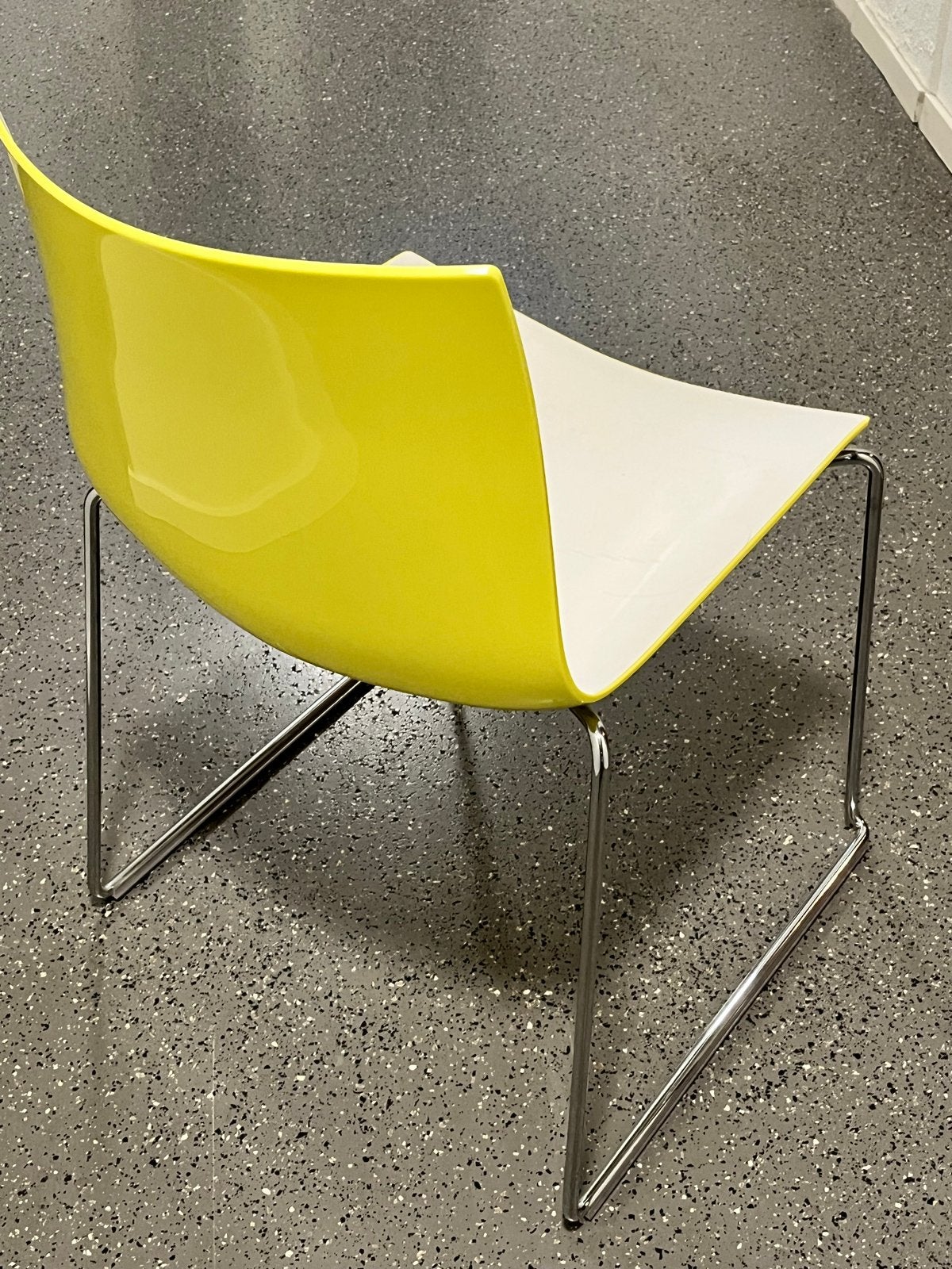 4x Arper Catifa 46 eetkamer/kantoorstoel - zachtgeel/wit, Huis en Inrichting, Stoelen, Ophalen, Kunststof, Overige kleuren, Zo goed als nieuw