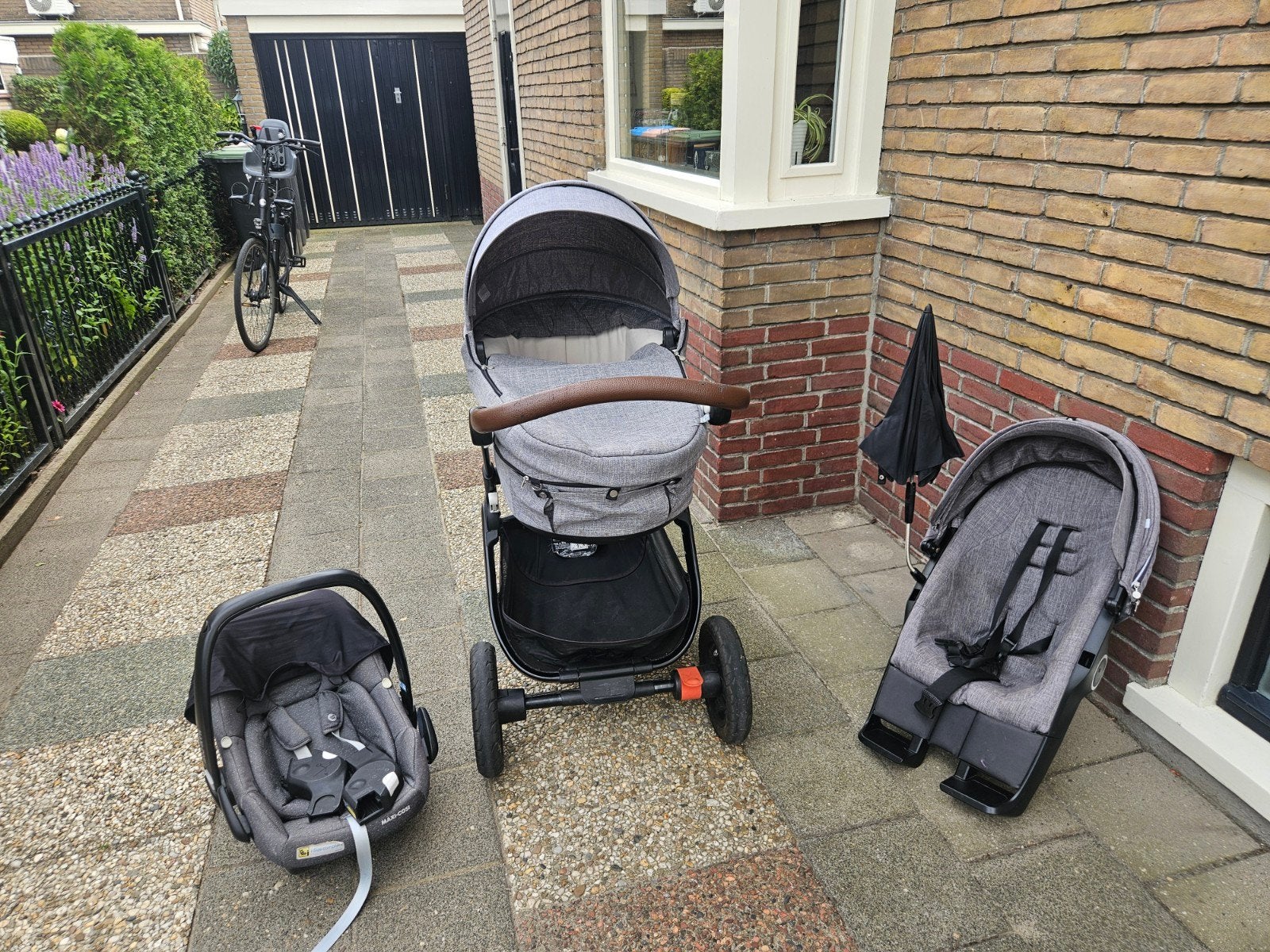 Stokke Trailz combiwagen met Maxi Cosi Rock en accessoires, Zo goed als nieuw, Combiwagen, Verstelbare duwstang, Ophalen