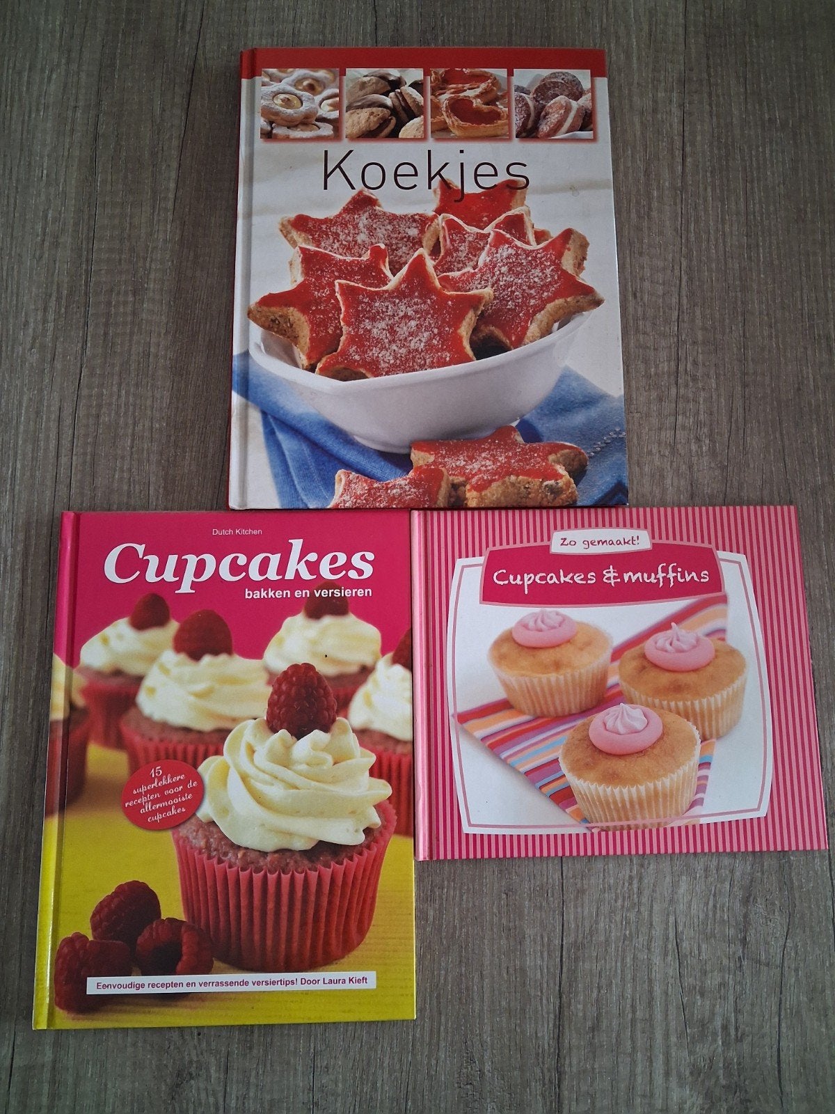 koekjes cupcakes muffins bakken en versieren kookboek, Ophalen of Verzenden, Zo goed als nieuw