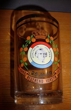 Glas 25 Jaar Koningin Juliana uit 1973, Verzamelen, Koninklijk Huis en Royalty, Ophalen of Verzenden, Zo goed als nieuw
