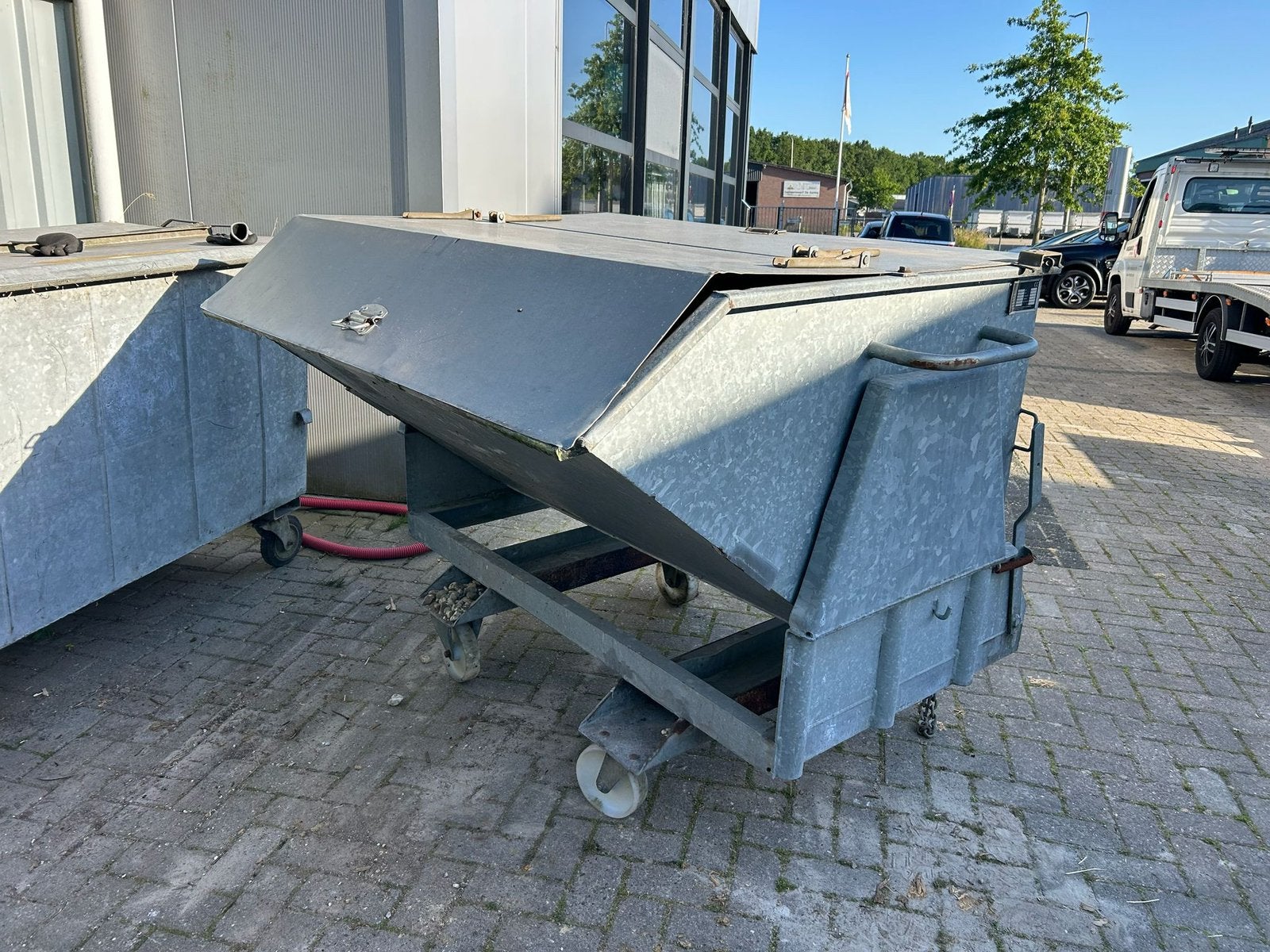 Gegalvaniseerde kantelcontainer met deksel, Ophalen