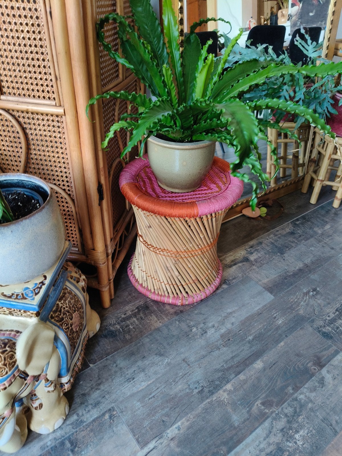 Rotan poef met roze en oranje accenten, Huis en Inrichting, Banken | Voetenbanken en Poefen, Minder dan 50 cm, Gebruikt, Rond