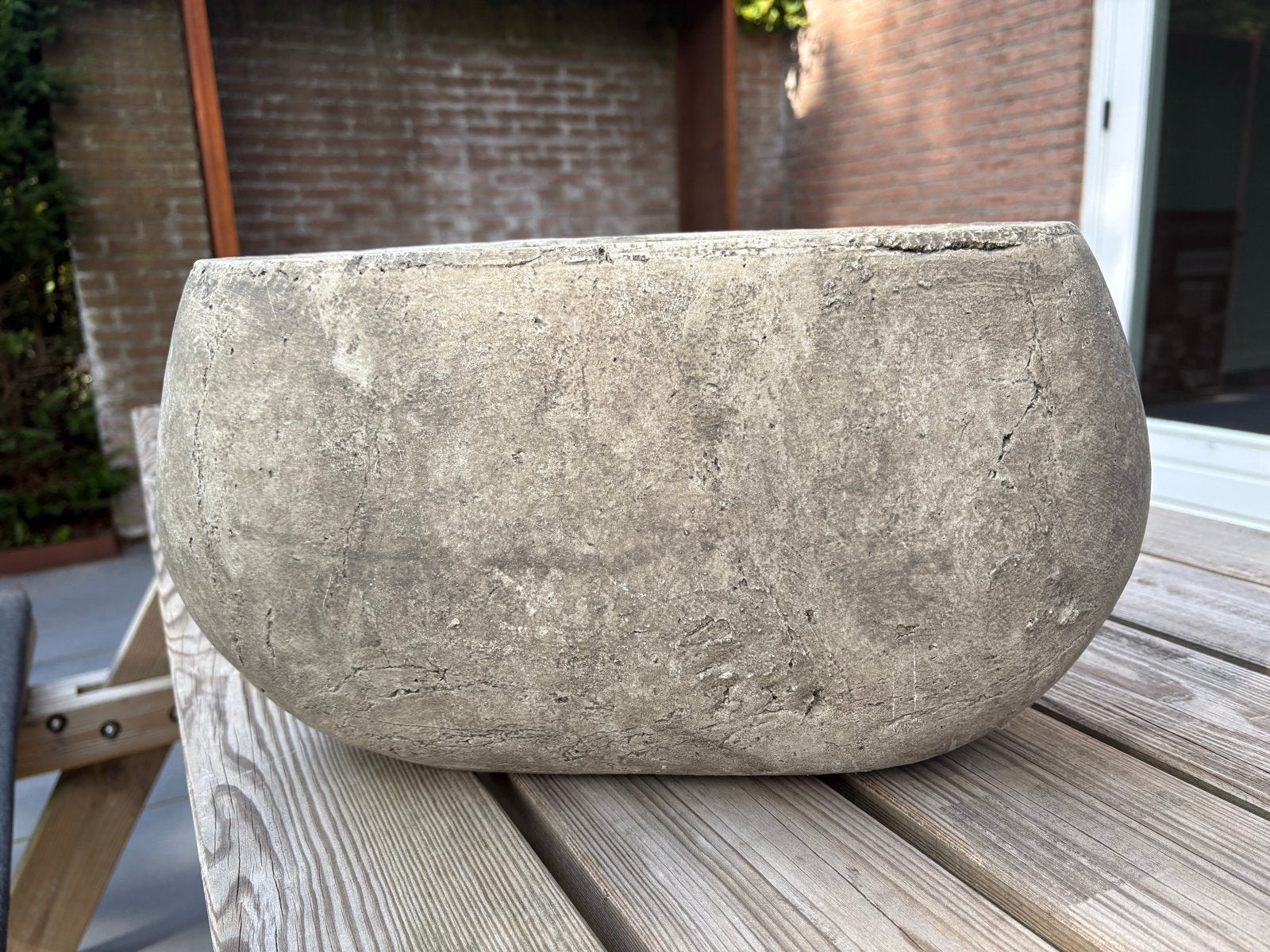 Robuuste halfronde bloempot van beton/steen, Tuin en Terras, Ophalen, Gebruikt, Binnen, Beton