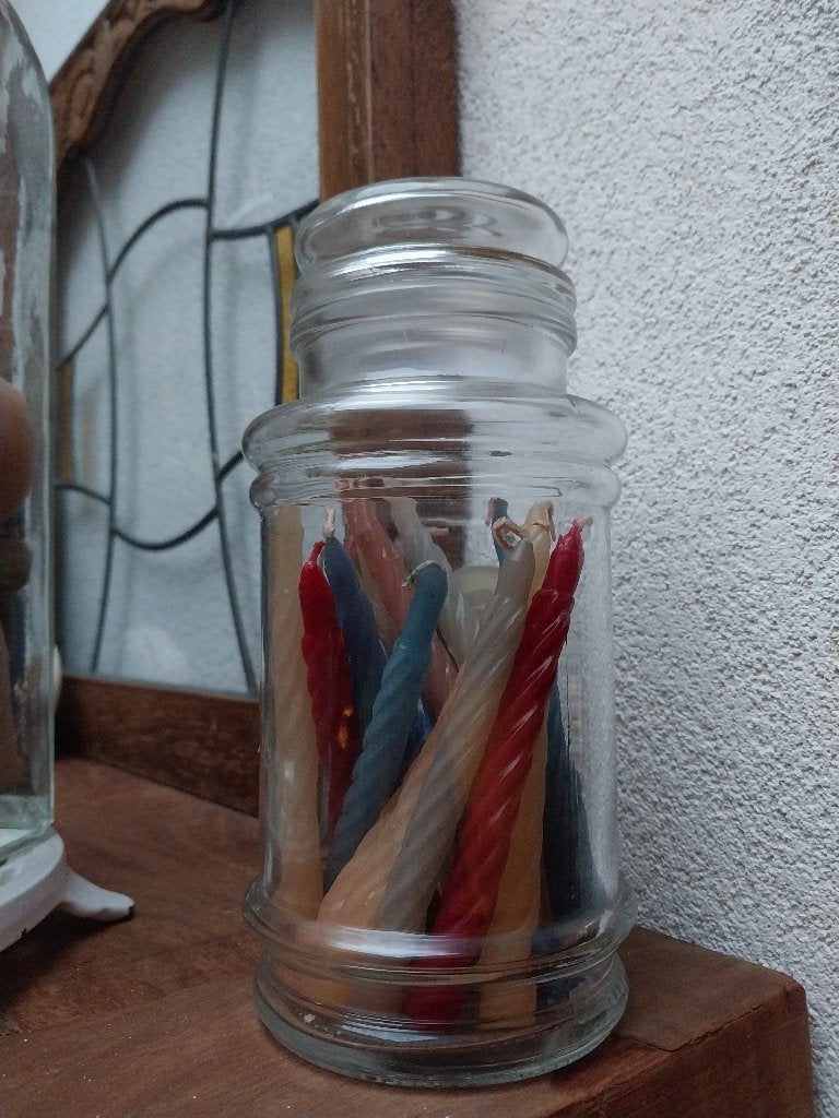 oma's nostalgische snoeppotje met 22 oude gedraaide kaarsjes, Ophalen, Gebruikt