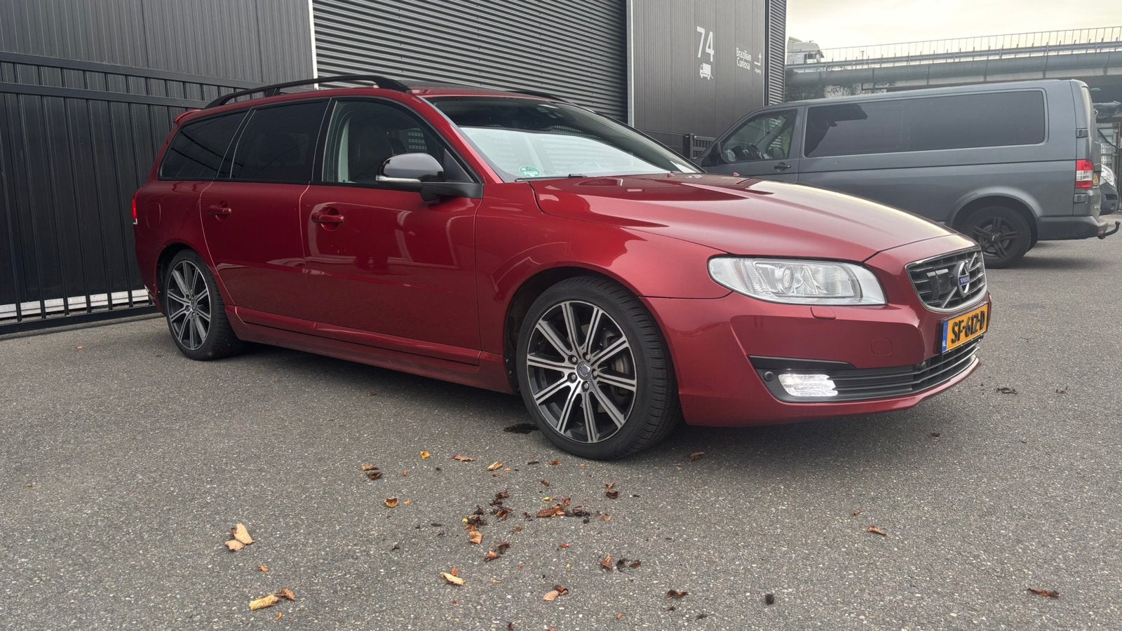 Volvo V70 2.4 D5 2014 Rood AWD dealer onderhouden, Auto's, Automaat, Euro 5, Zwart, Diesel