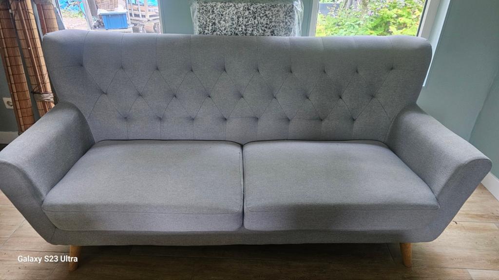 Stijlvolle grijze tweezitsbank - Zo goed als nieuw, Modern, Scandinavisch, 150 tot 200 cm, Tweepersoons, 75 tot 100 cm