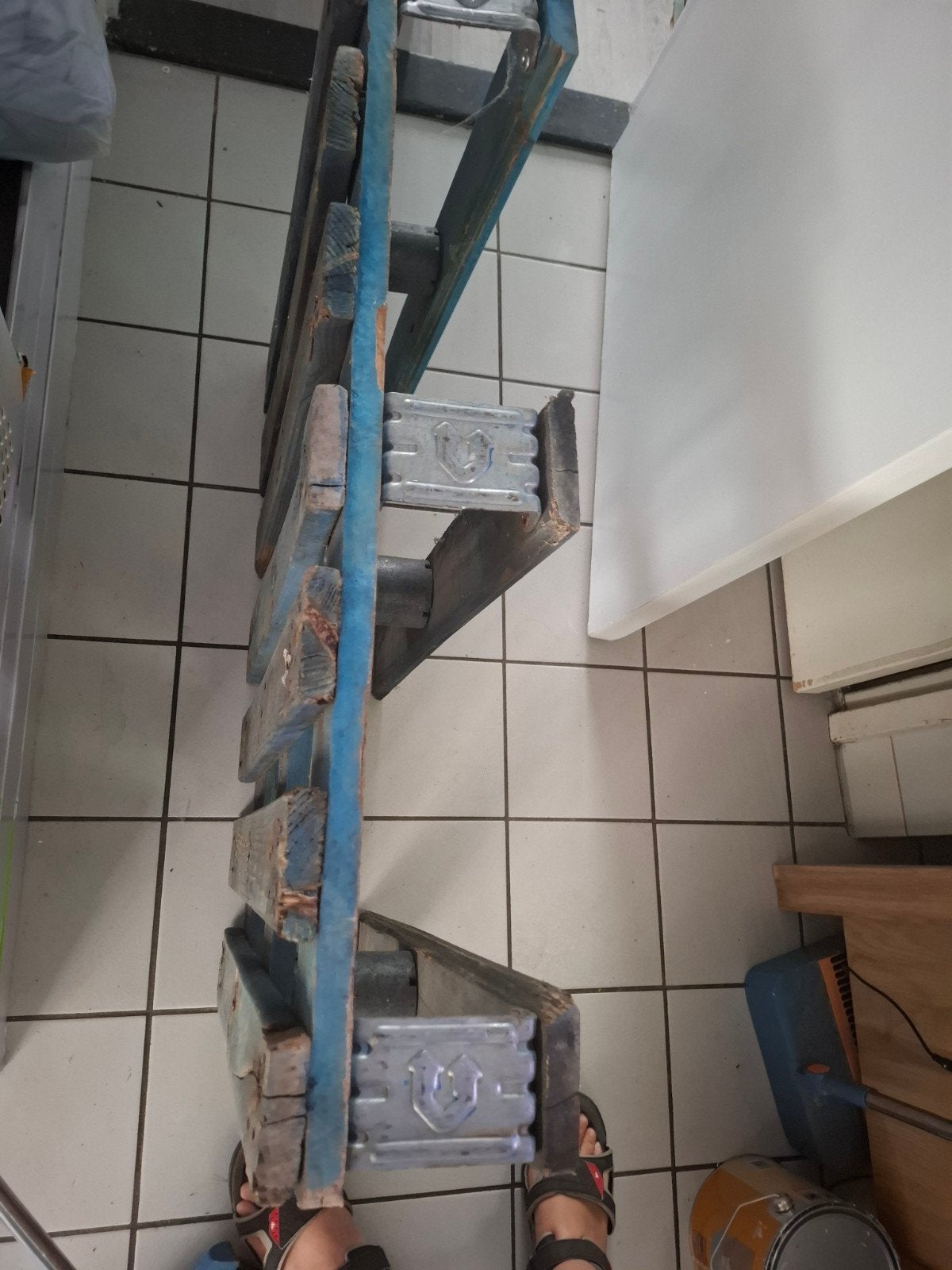 Stevige houten pallet met metalen verstevigingen, Ophalen