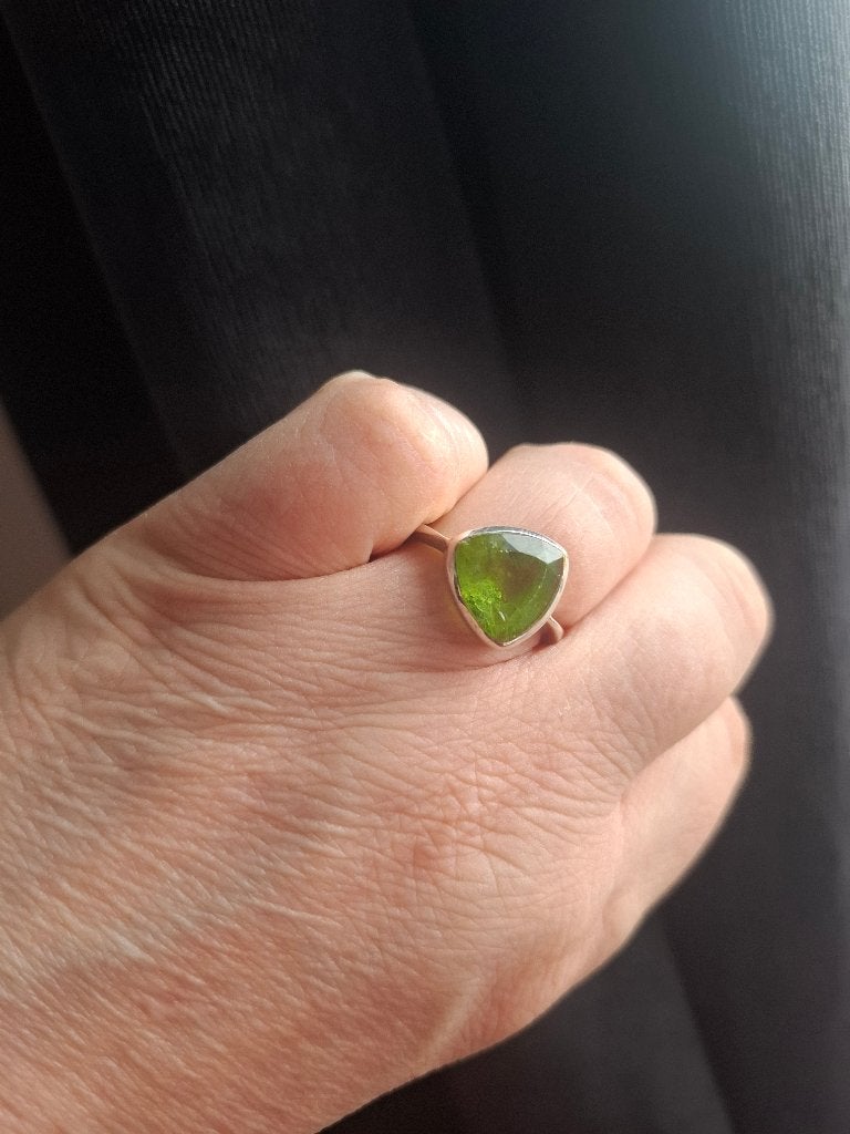 Zilveren ring met geslepen driehoekige peridot, 18 tot 19, Ophalen of Verzenden, Zo goed als nieuw, Met edelsteen