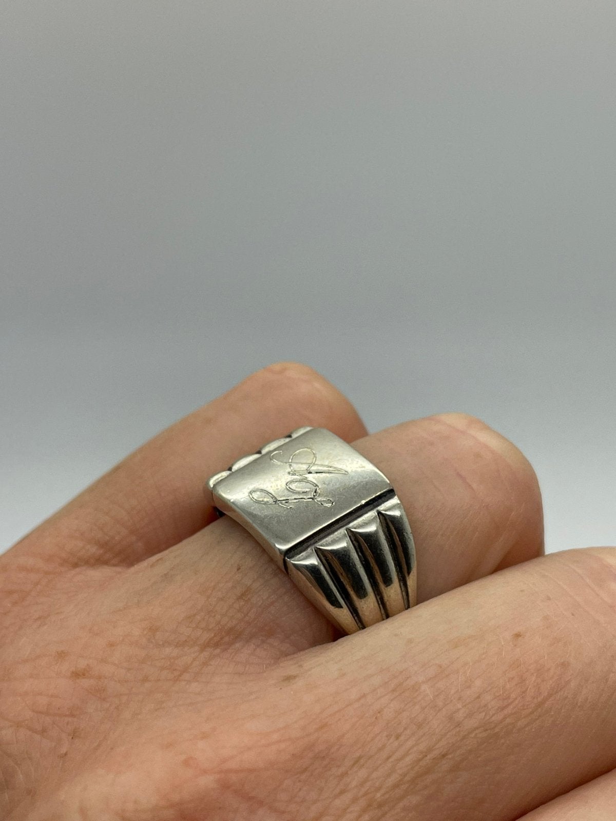 F229 Prachtige zilveren zegelring initialen AJ maat 20,75, Ophalen of Verzenden, Zilver, Ring