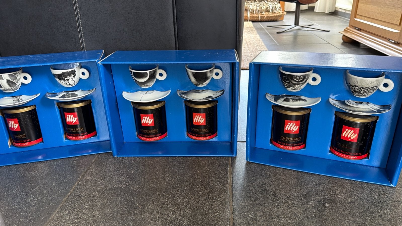 Illy Art Collection Darryl Pottorf Bus Stops cappuccino, Ophalen of Verzenden, Zo goed als nieuw, Kop(pen) en/of Schotel(s), Porselein