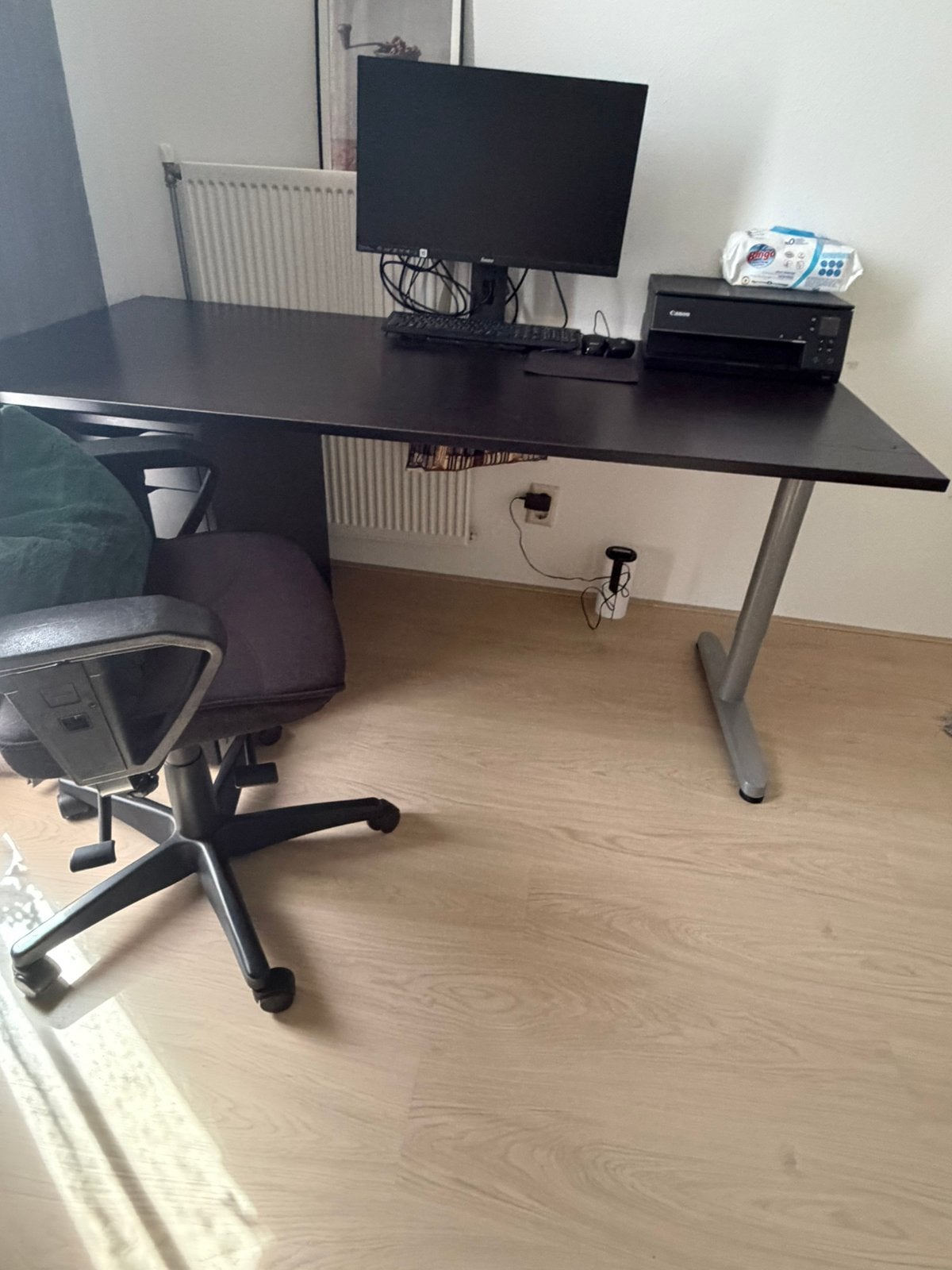 İkea bureau 160x80 bruin/zwart en ergonomische stoel, Ophalen, Zo goed als nieuw