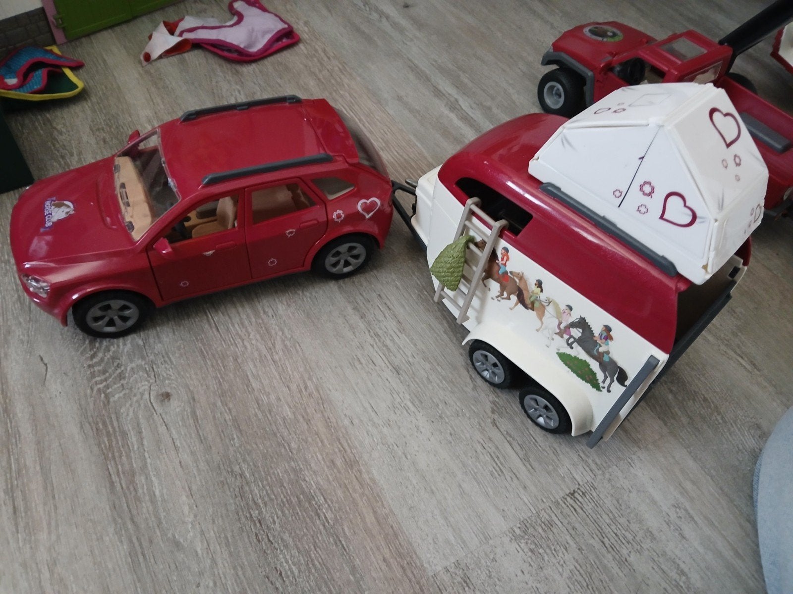 Schleich auto met trailer en veel accessoires, Ophalen, Zo goed als nieuw