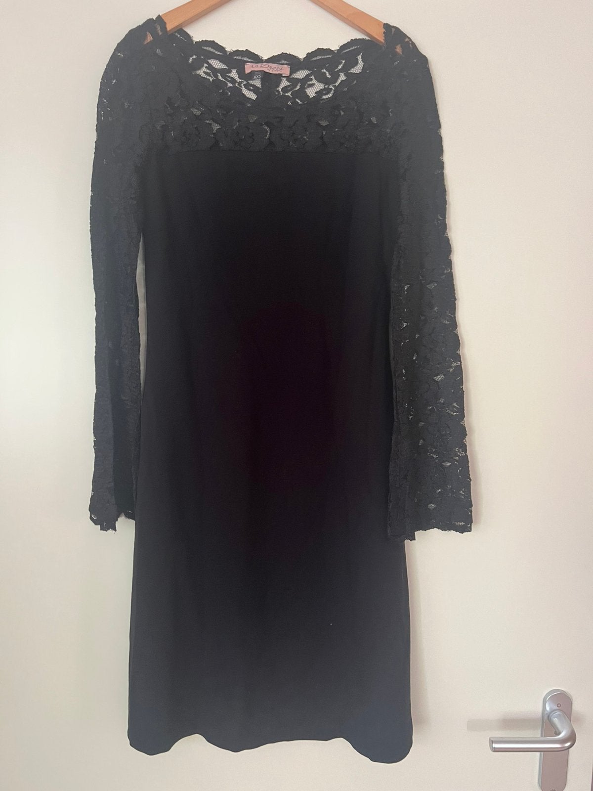 LaDress by Simone mooie zwarte jurk/ maat xxs, Kleding | Dames, Verzenden, Zwart, Zo goed als nieuw, Knielengte