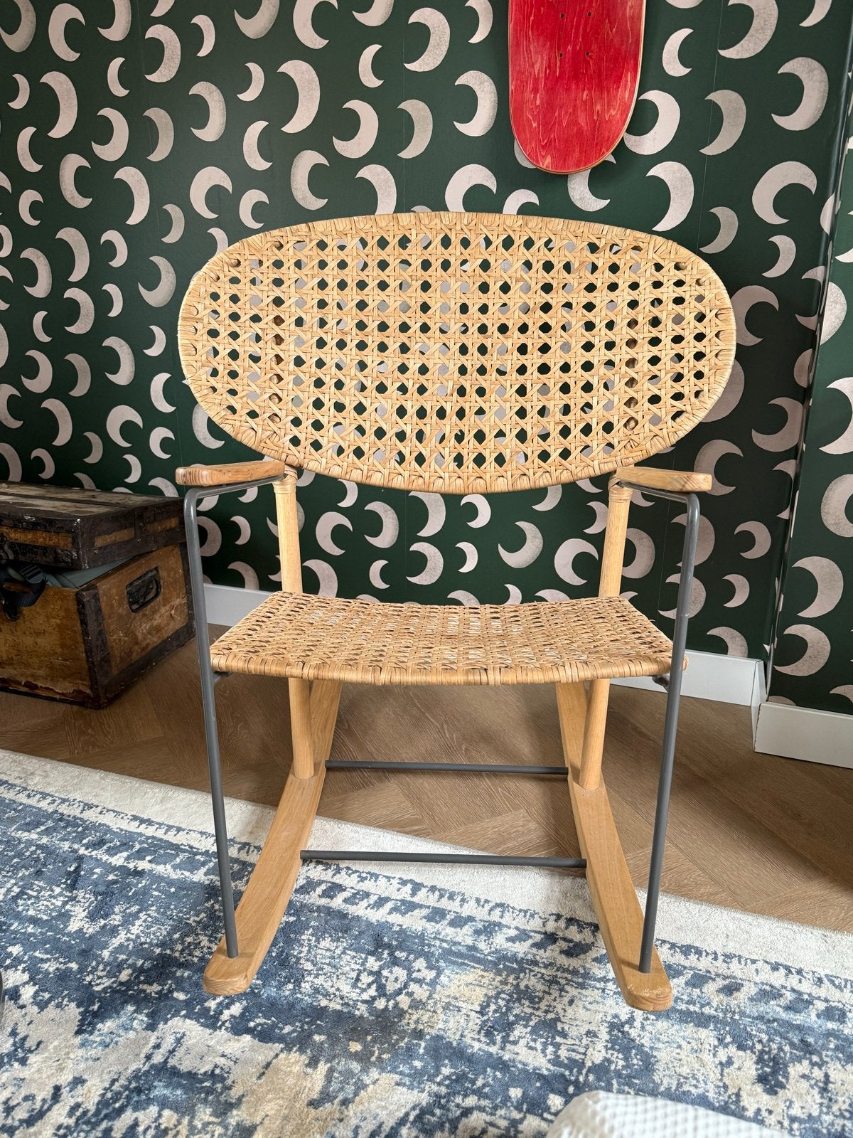 Rotan schommelstoel met houten frame - Ikea, Huis en Inrichting, Stoelen, Ophalen, Zo goed als nieuw, Bruin, Eén