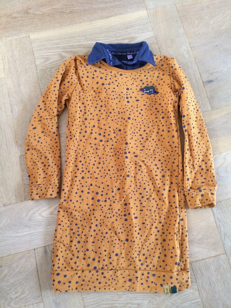 Gaaf okergeel jurkje van Quapi met blauw kraagje 122/128, Kinderen en Baby's, Meisje, Ophalen of Verzenden, Zo goed als nieuw