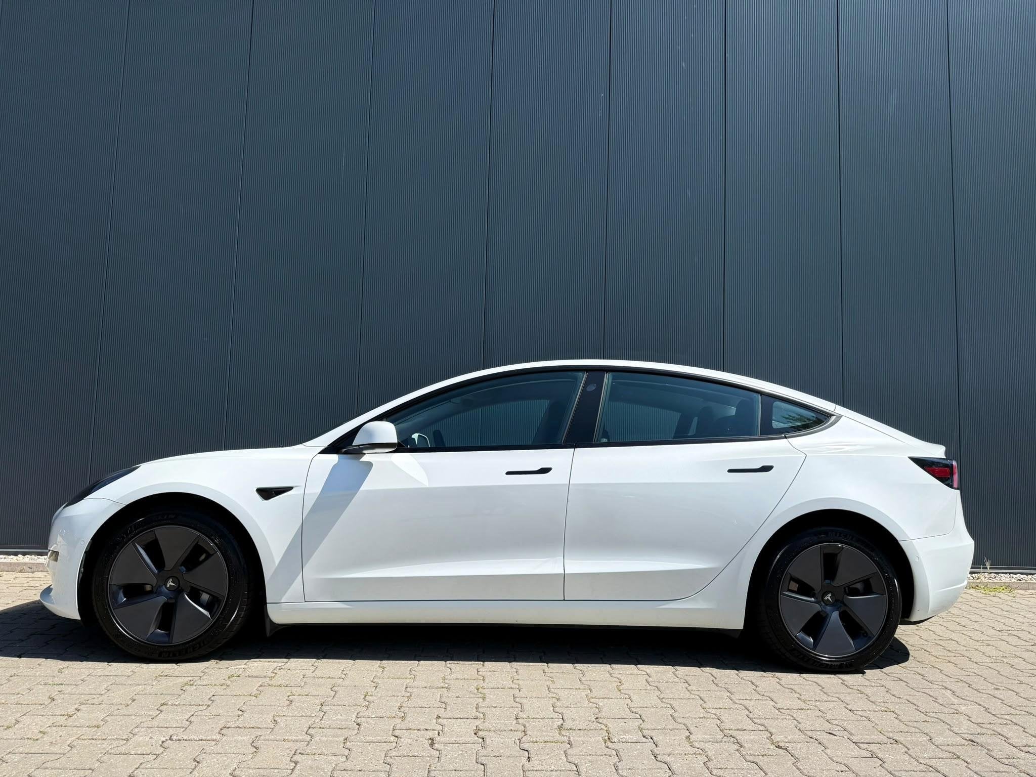 Tesla Model 3 Standard RWD Plus trekhaak / pano / 360 faceli, Auto's, Automaat, 238 pk, Gebruikt, Zwart