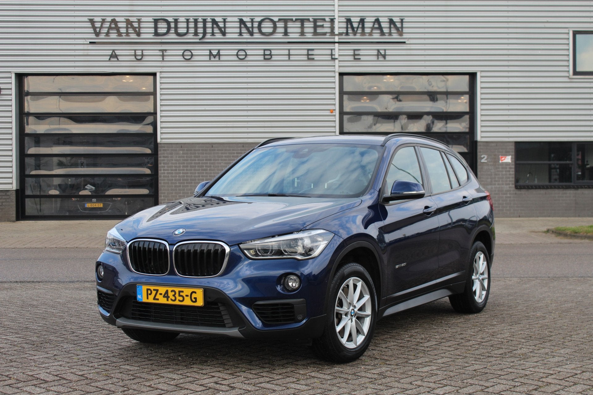 BMW X1 sDrive20i High Executive / Camera / HUD / Keyless / N, Blauw, Bedrijf, 1455 kg, SUV of Terreinwagen