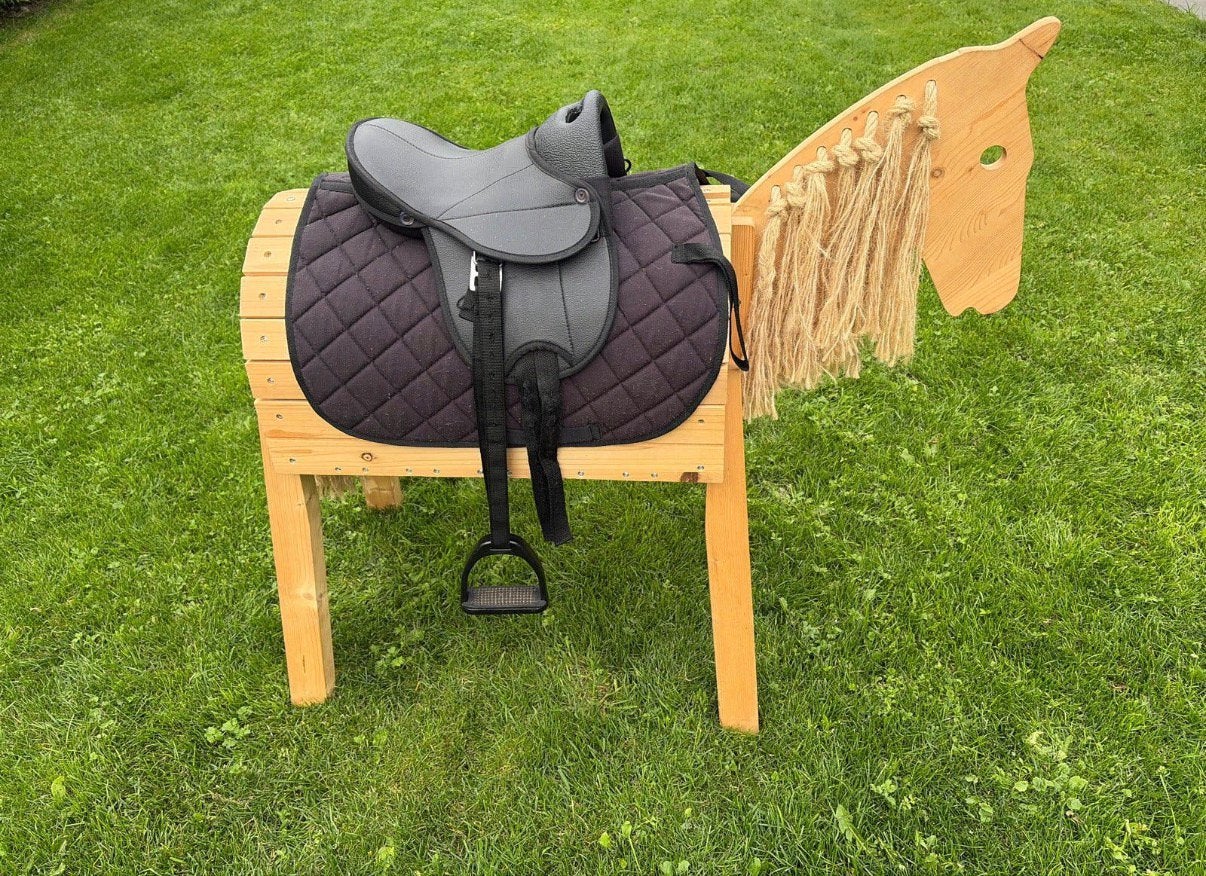 Houten paard incl zadel dekje/zweep, Ophalen, Zo goed als nieuw