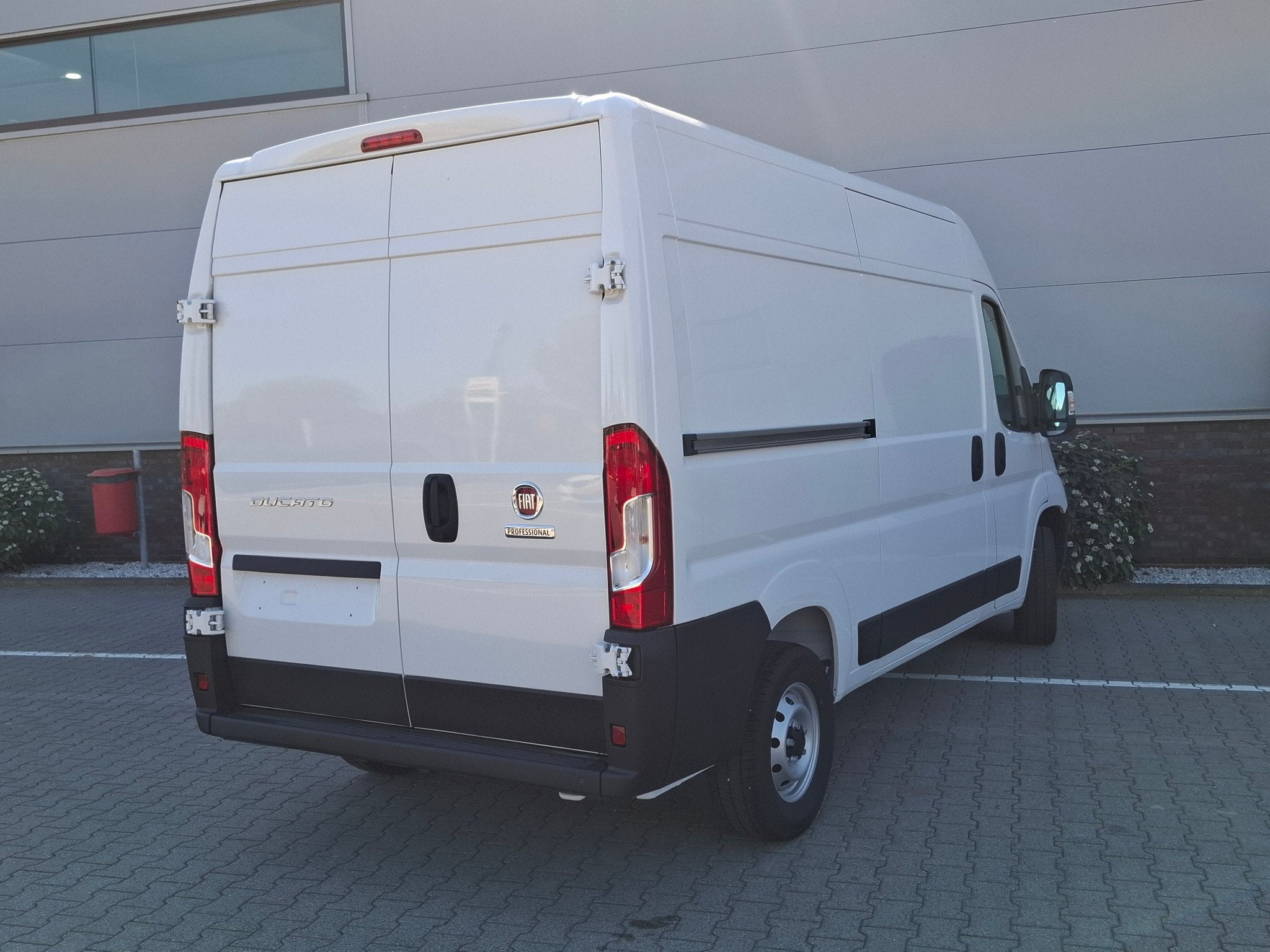 Fiat Ducato L2H2 120PK All Weather + Betimmering, 3300 kg, Euro 6, 4 cilinders, Leder en Stof