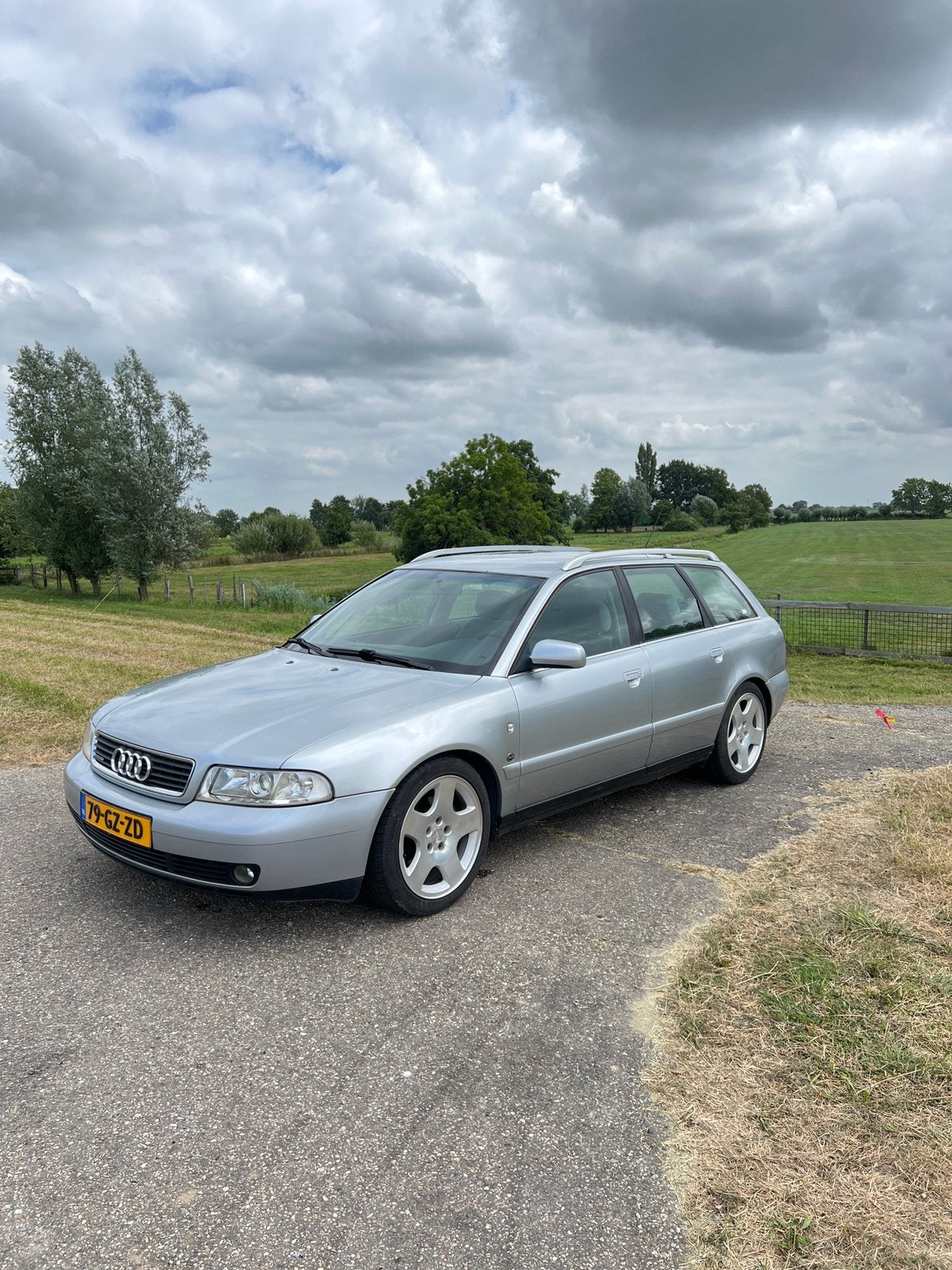 nette Audi A4 2.8 Avant V6 Quattro B5 142KW AUT 1997 Grijs, Auto's, Automaat, Stof, 1800 kg, 190 pk