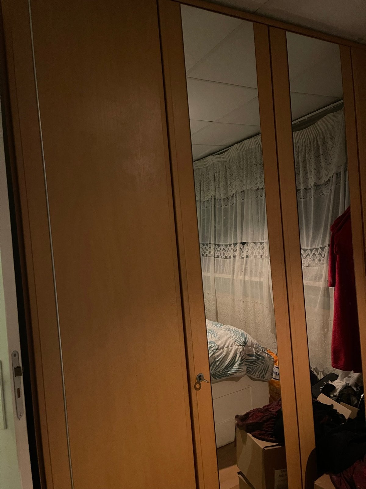 Houten kledingkast met spiegel , kleine spiegel beschadigd, Huis en Inrichting, Gebruikt, 100 tot 150 cm, 200 cm of meer, Ophalen of Verzenden