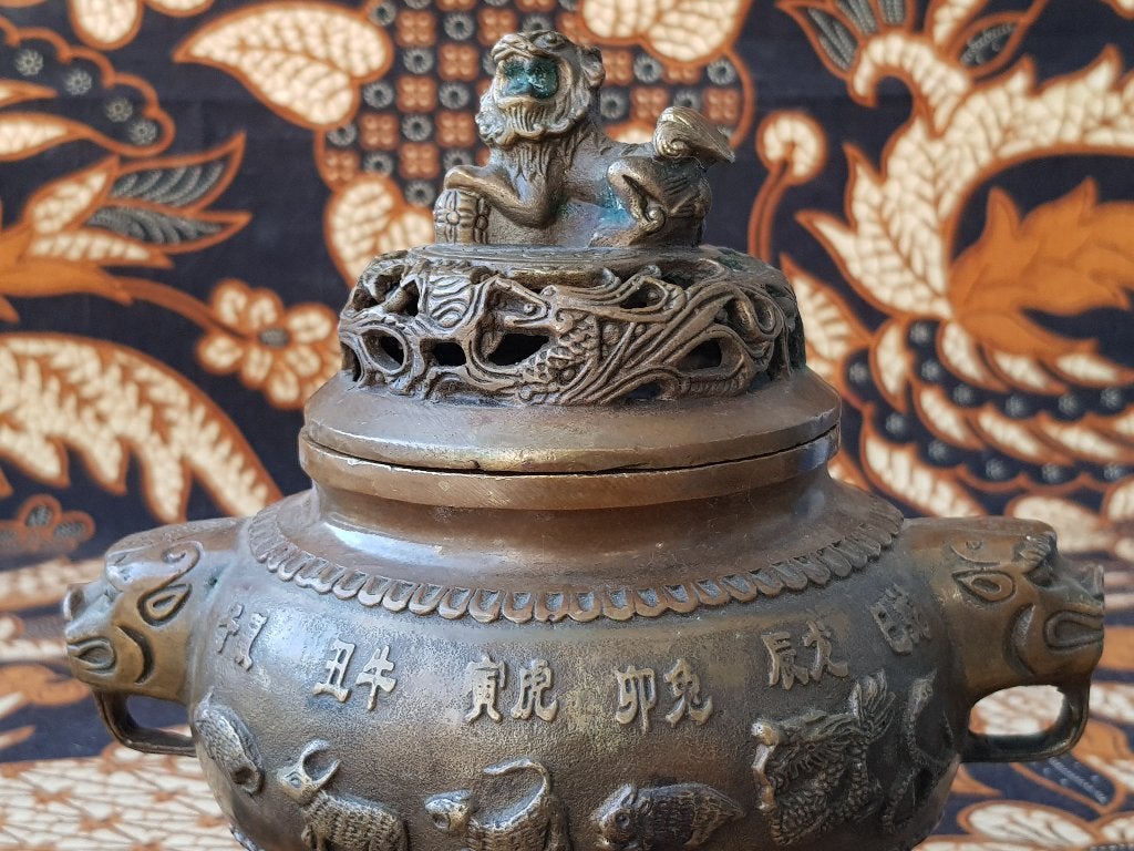 Chinese bronzen wierookbrander of koro met een Foo dog., Antiek en Kunst, Ophalen of Verzenden