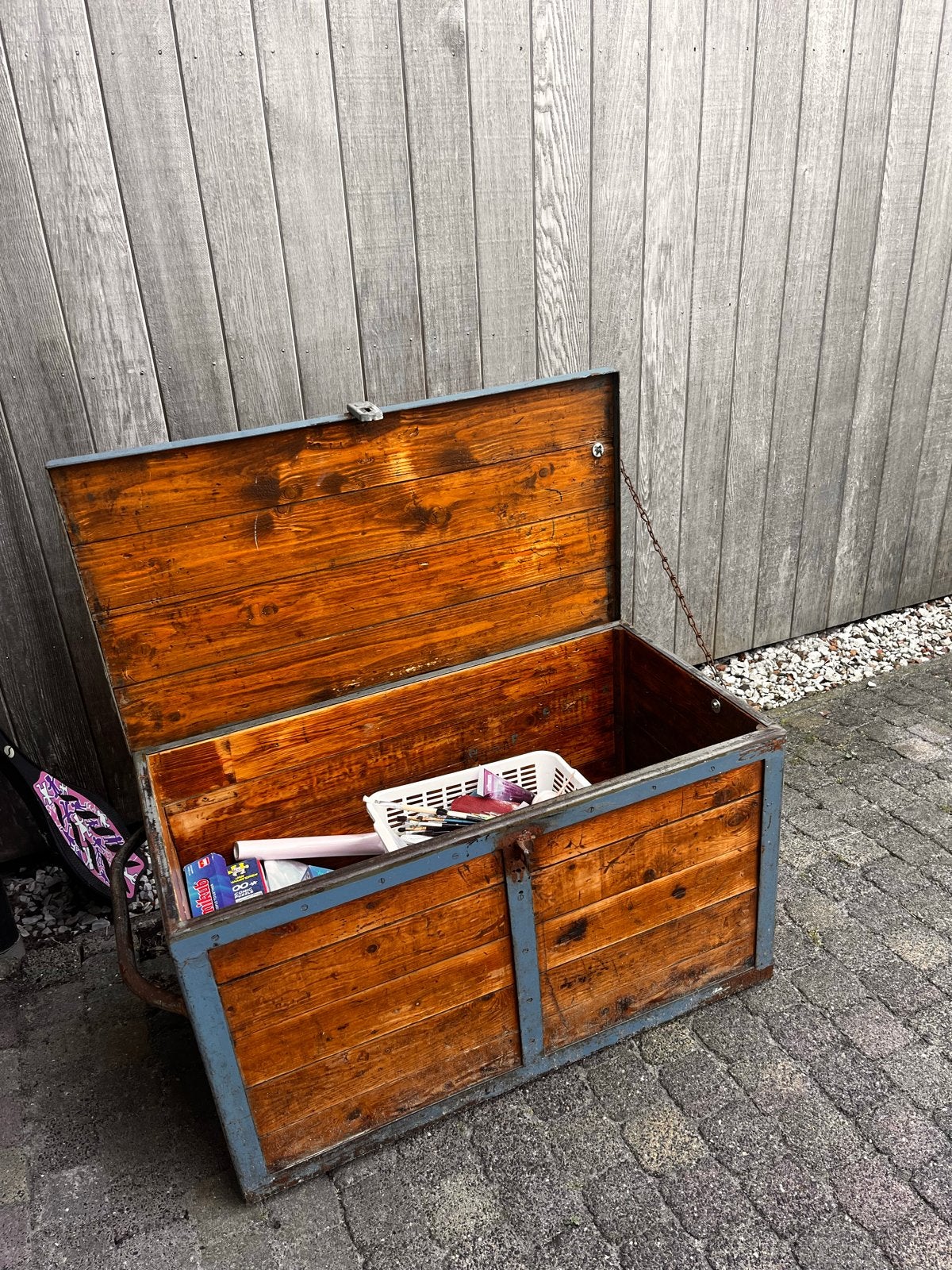 Oude houten kist met metalen beslag, Ophalen, 50 – 75, Gebruikt, 100 tot 150 cm