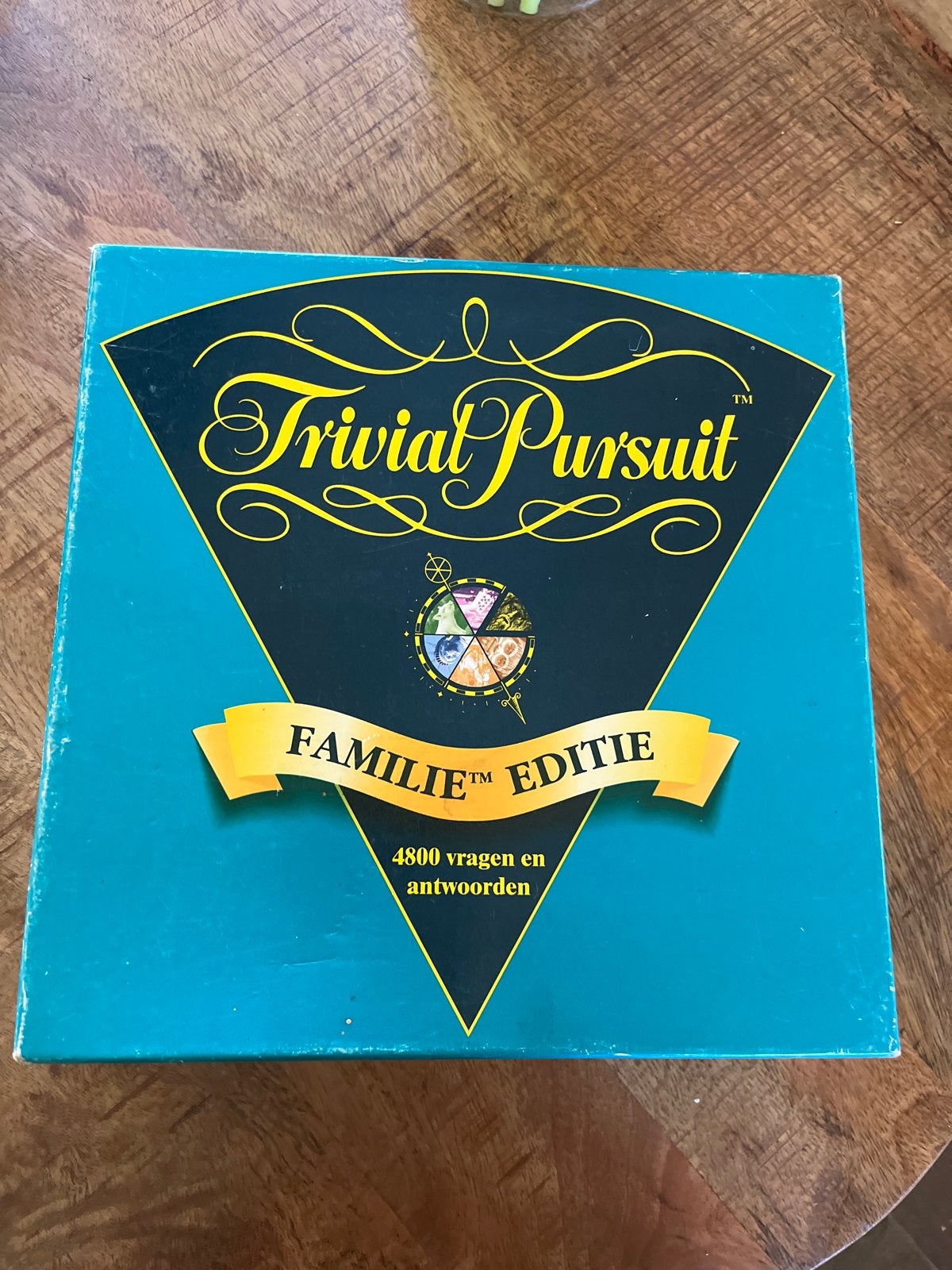 Trivial Pursuit Familie Editie - Compleet Bordspel, Drie of vier spelers, Ophalen, Gebruikt