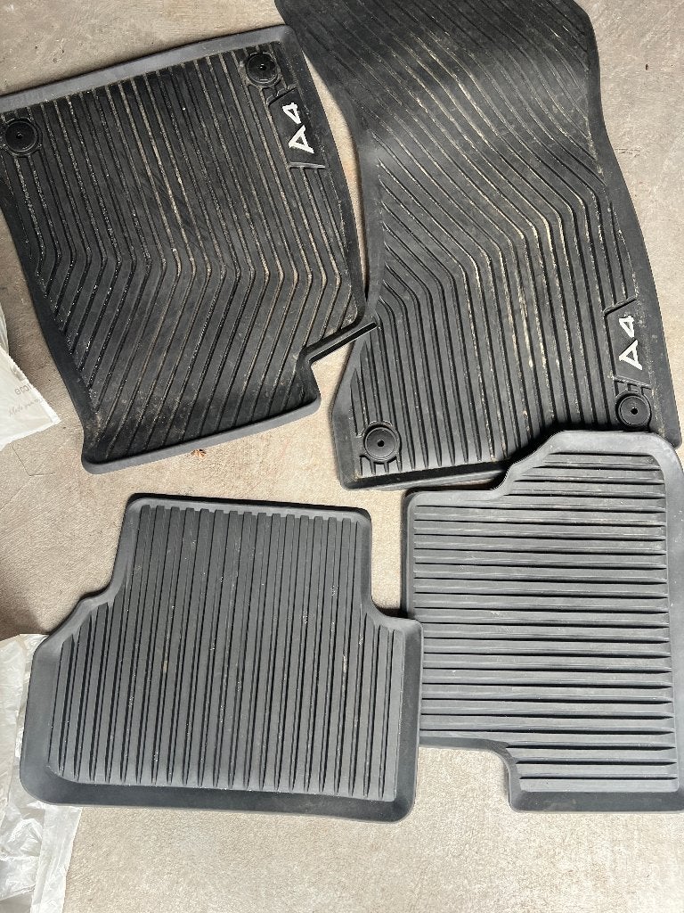 Originele Audi A4 rubberen wintermatten / automatten, Ophalen, Gebruikt