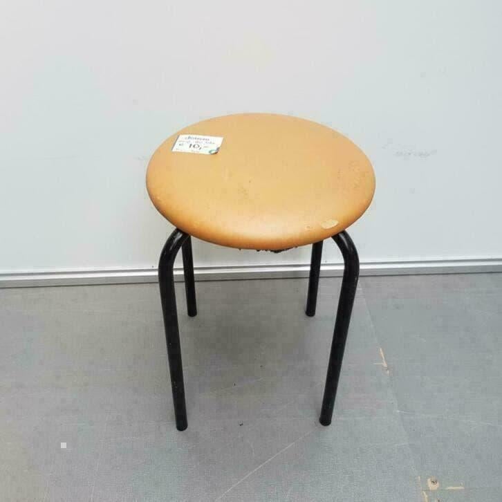 1x Degelijke oranje skai lederen kruk met metalen poten, Huis en Inrichting, Barkrukken, 5 krukken of meer, Ophalen, Nieuw, 60 tot 90 cm
