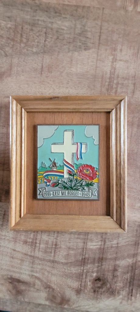 Gedenktegel 1939-1945 'Lest We Forget' in houten lijst, Ophalen of Verzenden