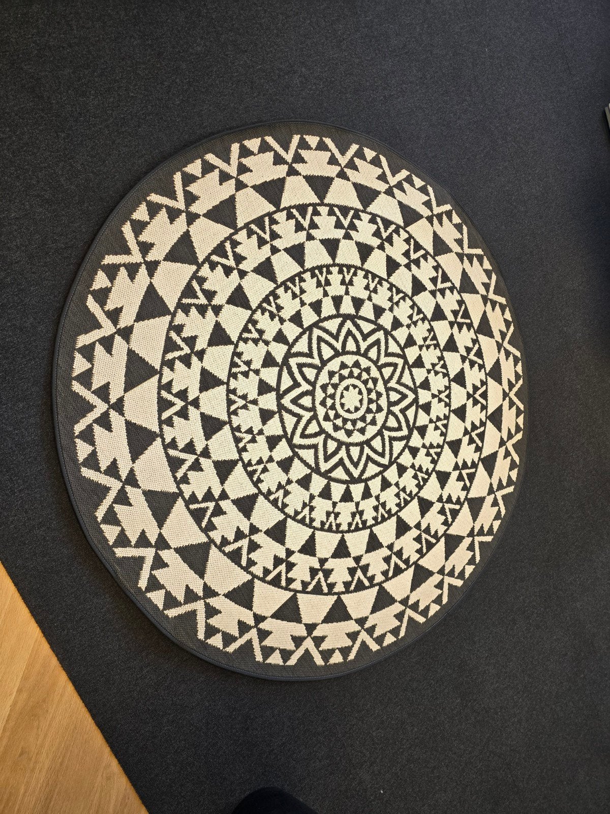 Rond vloerkleed met mandala patroon - Zwart/Beige, Huis en Inrichting, Ophalen, 150 tot 200 cm, Rond, Bohemian, Mandala