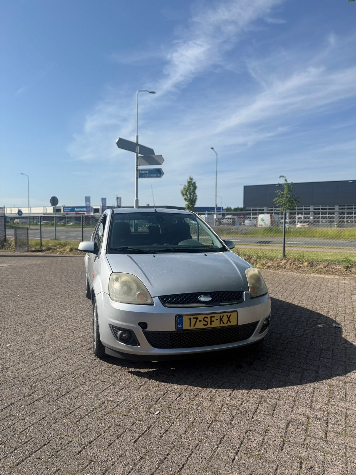 Ford Fiësta 1.4 16V 3DR 2005 Grijs, Auto's, Voorwielaandrijving, 40 €/maand, 4 cilinders, 995 kg
