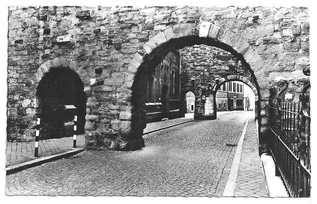 AK Maastricht - Onder de Bogen. Moederhuis hoofdingang, Verzenden, 1940 tot 1960, Ongelopen, Limburg