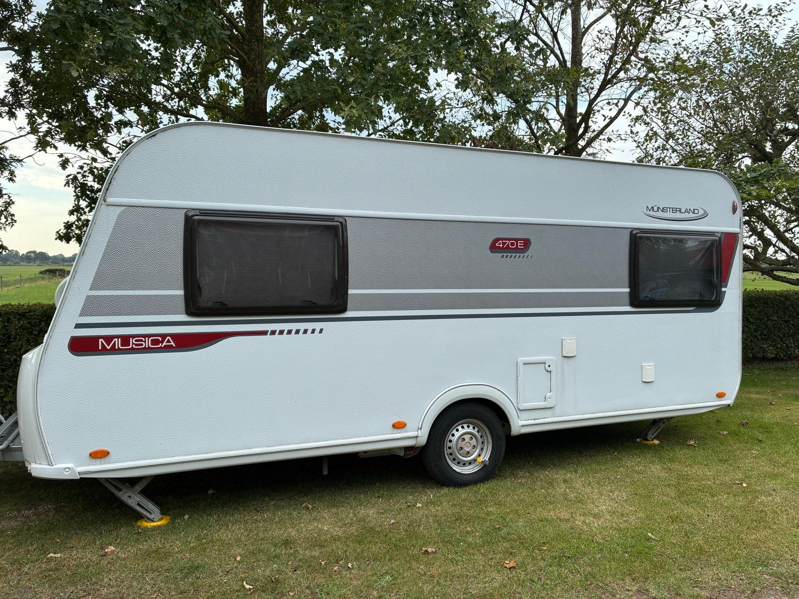 LMC Musica 470 E - Complete caravan met mover en fietsenrek, 2 aparte bedden, Schokbreker, Treinzit, Particulier