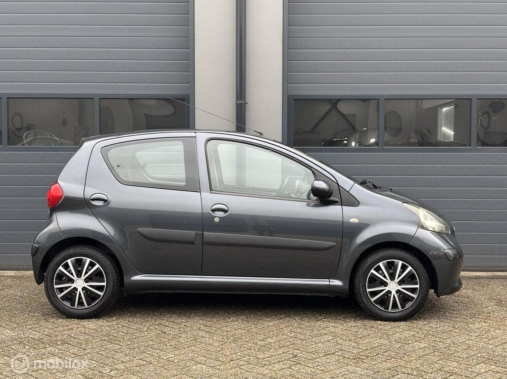 Toyota Aygo 1.0-12V Sport Uitvoering _ 103 Dkm NL Auto, Auto's, Voorwielaandrijving, 4 stoelen, 68 pk, Origineel Nederlands
