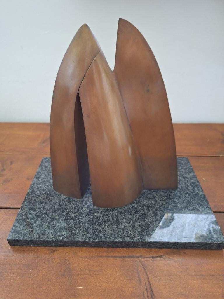Abstract bronzen beeld op granieten sokkel, Gepatineerd, Ophalen of Verzenden, Brons, 20 - 50 cm
