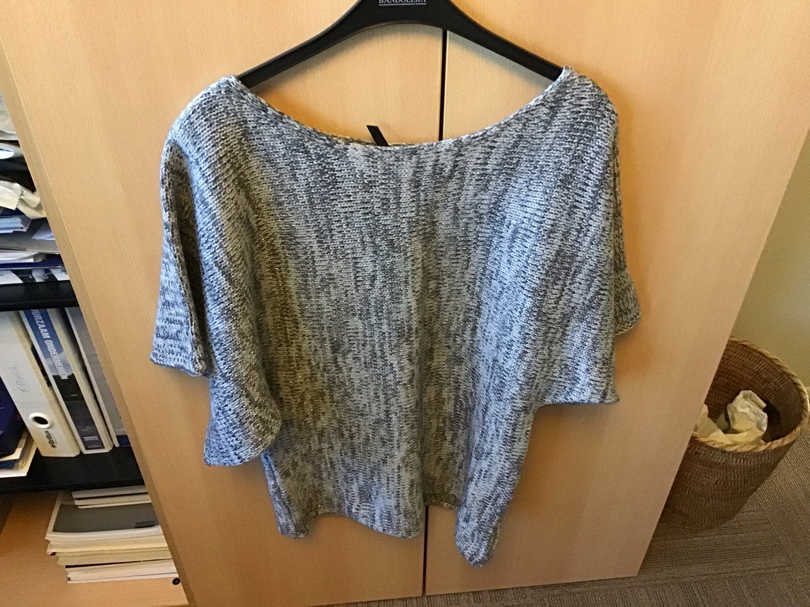 Grijze gemêleerde trui met boothals en wijde mouwen - Maat M, Kleding | Dames, Ophalen of Verzenden, Nieuw, Maat 38/40 (M), Grijs