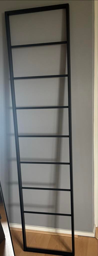 Gratis Zwart metalen decoratieve ladder / handdoekenrek, Ophalen, Zo goed als nieuw, Metaal, Cd's